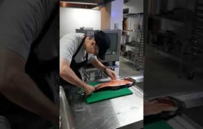 cara memotong ikan salmon cepat dan rapi
