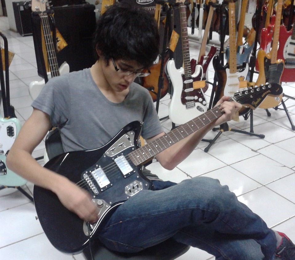 belanja macam macam guitar di Jakarta dengan Maxime