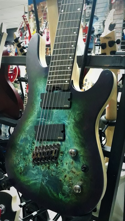 belanja macam macam guitar di Jakarta dengan Maxime