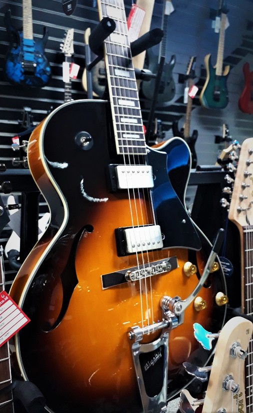 belanja macam macam guitar di Jakarta dengan Maxime