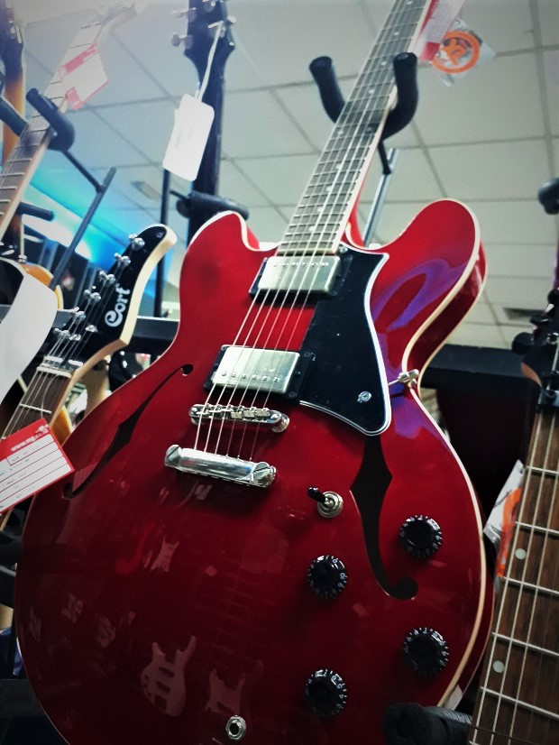 belanja macam macam guitar di Jakarta dengan Maxime