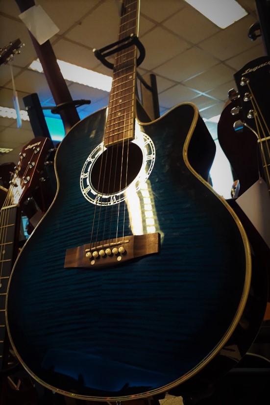 belanja macam macam guitar di Jakarta dengan Maxime