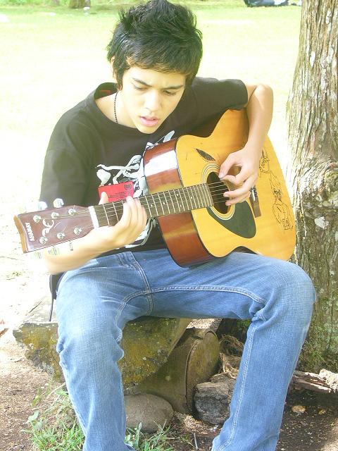 belanja macam macam guitar di Jakarta dengan Maxime