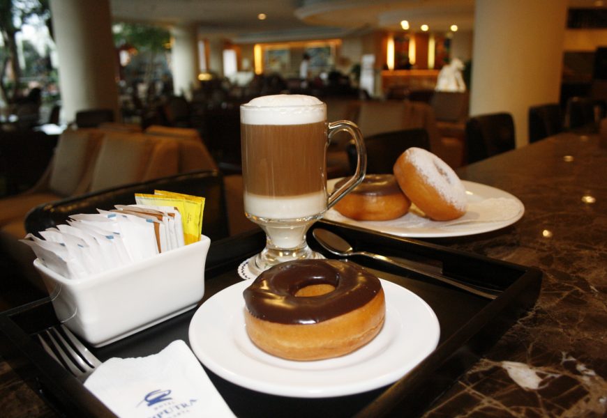 Program Makanan Minuman di hotel berbintang untuk satu tahun